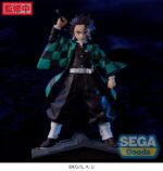 Vue 3/4 à mi-distance de la figurine de Tanjiro Kamado de Demon Slayer en uniforme de chasseur de démons, levant un katana.