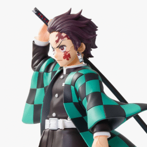 Vue 3/4 à mi-distance de la figurine de Tanjiro Kamado de Demon Slayer en haori noir et vert, tenant un katana.