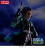 Vue 3/4 à mi-distance de la figurine de Tanjiro Kamado de Demon Slayer en kimono noir, levant son katana.
