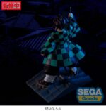 Vue 3/4 arrière à mi-distance de la figurine de Tanjiro Kamado de Demon Slayer: Kimetsu no Yaiba, en haori à carreaux.