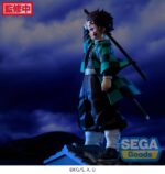 Vue de profil à mi-distance de la figurine de Tanjiro Kamado de Demon Slayer en haori noir et vert, avec katana derrière lui.