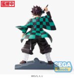 Vue 3/4 arrière à mi-distance de la figurine de Tanjiro Kamado de Demon Slayer: Kimetsu no Yaiba en haori, tenant son katana derrière lui.