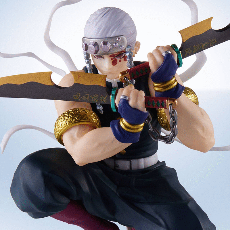 Vue 3/4 à mi-distance de la figurine de Tengen Uzui de Demon Slayer, en pose dynamique, tenant deux épées liées par une chaîne.