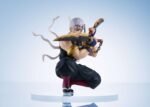 Vue 3/4 à mi-distance de la figurine de Tengen Uzui de Demon Slayer: Kimetsu no Yaiba, en pose dynamique, tenant deux épées.