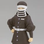 demon-slayer-kimetsu-no-yaiba-figurine-vol41-goto_4 Vue 3/4 à mi-distance de la figurine de Genya Shinazugawa de Demon Slayer en tenue sombre avec un sourire confiant.