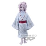 Vue 3/4 à mi-distance de la figurine de Gyokko de Demon Slayer en kimono bleu clair avec un obi rouge, expression stoïque.
