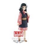 Vue 3/4 à mi-distance de la figurine de Makomo de Demon Slayer: Kimetsu no Yaiba en kimono floral, portant un masque de renard.