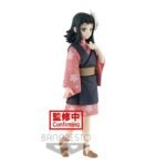 Vue en diagonale à mi-distance de la figurine de Makomo de Demon Slayer: Kimetsu no Yaiba en kimono coloré, avec un accessoire floral dans les cheveux.