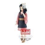 Vue 3/4 de face en plan complet de la figurine de Makomo de Demon Slayer: Kimetsu no Yaiba, en kimono rose, tenant un masque de chat.