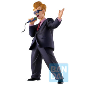 Figurine représentant le présentateur du 23e Tenka Ichi Budokai, debout avec un micro, vêtu d'un costume noir, d'une chemise rose, d'une cravate rouge et de lunettes de soleil, fabriquée par Bandai Ichibansho.