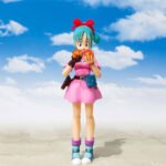 Figurine articulée de Bulma mesurant 16 cm, représentant son apparence emblématique du premier épisode de Dragon Ball, avec des accessoires tels que deux boules de cristal et un radar à Dragon Ball.