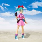 Figurine articulée de Bulma mesurant 16 cm, représentant son apparence emblématique du premier épisode de Dragon Ball, avec des accessoires tels que deux boules de cristal et un radar à Dragon Ball.