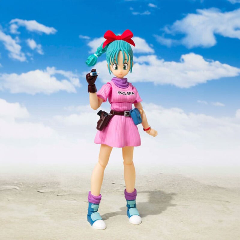 Figurine articulée de Bulma mesurant 16 cm, représentant son apparence emblématique du premier épisode de Dragon Ball, avec des accessoires tels que deux boules de cristal et un radar à Dragon Ball.