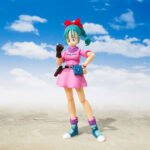 Figurine articulée de Bulma mesurant 16 cm, représentant son apparence emblématique du premier épisode de Dragon Ball, avec des accessoires tels que deux boules de cristal et un radar à Dragon Ball.