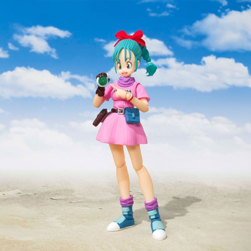 Figurine articulée de Bulma mesurant 16 cm, représentant son apparence emblématique du premier épisode de Dragon Ball, avec des accessoires tels que deux boules de cristal et un radar à Dragon Ball.