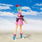 Figurine articulée de Bulma mesurant 16 cm, représentant son apparence emblématique du premier épisode de Dragon Ball, avec des accessoires tels que deux boules de cristal et un radar à Dragon Ball.