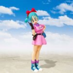 Figurine articulée de Bulma mesurant 16 cm, représentant son apparence emblématique du premier épisode de Dragon Ball, avec des accessoires tels que deux boules de cristal et un radar à Dragon Ball.