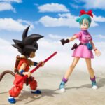 Figurine articulée de Bulma mesurant 16 cm, représentant son apparence emblématique du premier épisode de Dragon Ball, avec des accessoires tels que deux boules de cristal et un radar à Dragon Ball.