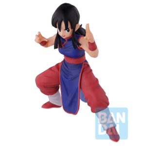 Figurine de Chichi en PVC mesurant 17 cm, représentant son combat contre Son Goku avec une posture dynamique et des détails soignés. Fabriquée par Bandai Ichibansho.