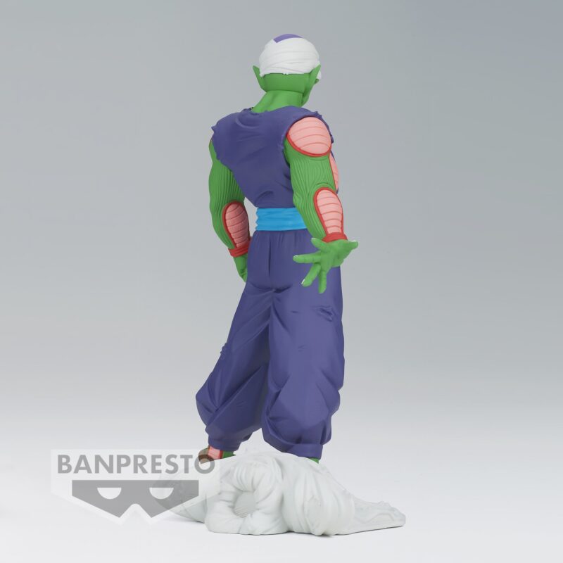 Figurine de Piccolo avec une tenue violette, tenant sa main en avant, cape au sol, exprimant la force et la détermination.