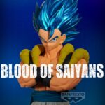 Figurine de Gogeta avec des cheveux bleus, portant la transformation Super Saiyan Blue, les bras croisés, mesurant 18 cm, fabriquée par Banpresto.