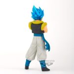 Figurine de Gogeta avec des cheveux bleus, portant la transformation Super Saiyan Blue, les bras croisés, mesurant 18 cm, fabriquée par Banpresto.