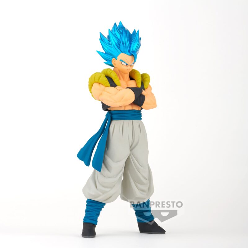 Figurine de Gogeta avec des cheveux bleus, portant la transformation Super Saiyan Blue, les bras croisés, mesurant 18 cm, fabriquée par Banpresto.