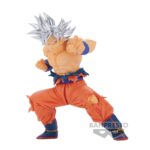Figurine de Goku en transformation Ultra Instinct, avec des cheveux argentés et une expression déterminée, réalisée par Banpresto.