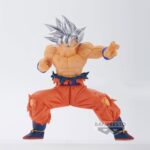 Figurine de Goku en transformation Ultra Instinct, avec des cheveux argentés et une expression déterminée, réalisée par Banpresto.