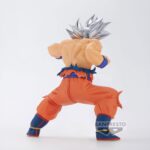 Figurine de Goku en transformation Ultra Instinct, avec des cheveux argentés et une expression déterminée, réalisée par Banpresto.