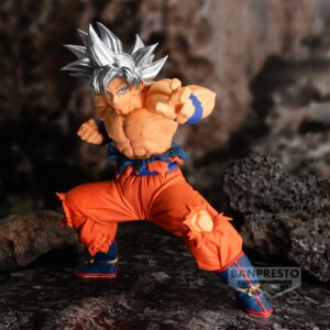 Figurine de Goku en transformation Ultra Instinct, avec des cheveux argentés et une expression déterminée, réalisée par Banpresto.