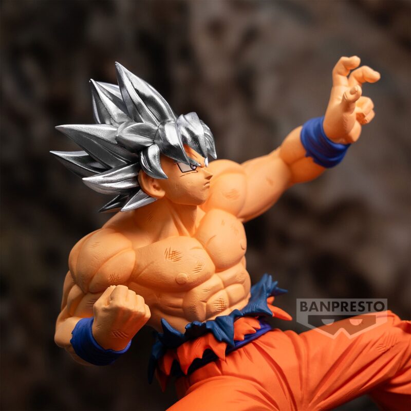 Figurine de Goku en transformation Ultra Instinct, avec des cheveux argentés et une expression déterminée, réalisée par Banpresto.