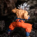 Figurine de Goku en transformation Ultra Instinct, avec des cheveux argentés et une expression déterminée, réalisée par Banpresto.