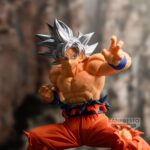 Figurine de Goku en transformation Ultra Instinct, avec des cheveux argentés et une expression déterminée, réalisée par Banpresto.