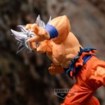 Figurine de Goku en transformation Ultra Instinct, avec des cheveux argentés et une expression déterminée, réalisée par Banpresto.