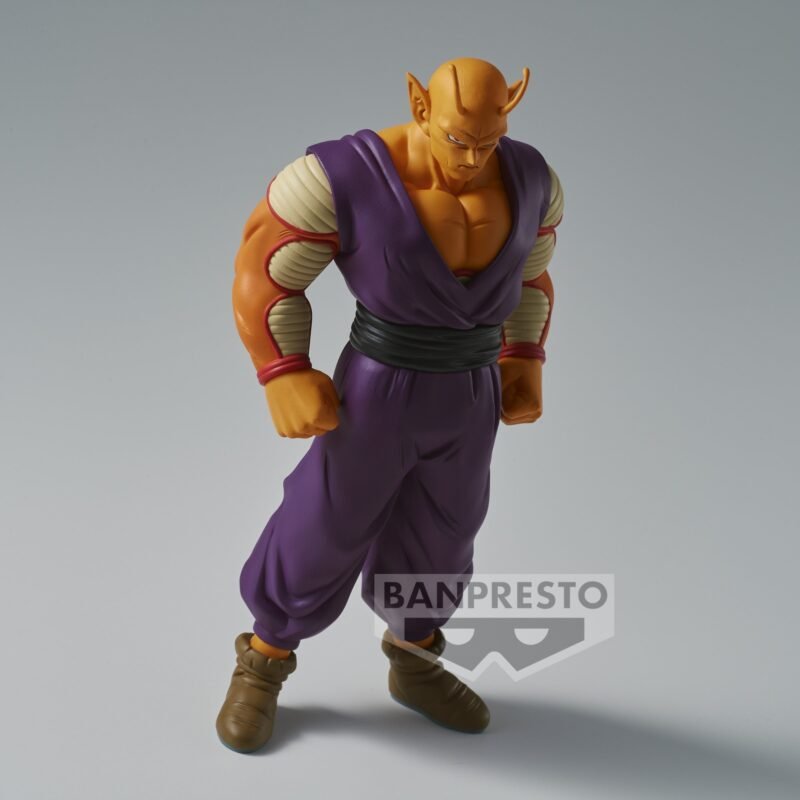 Figurine de Piccolo en position de combat, mesurant environ 18 cm, avec des détails de peau orange et un corps musclé, fabriquée par Banpresto.
