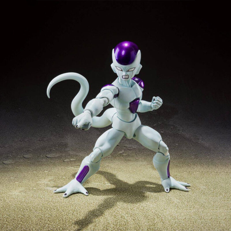 Figurine Frieza de 12 cm dans sa quatrième forme, représentant le personnage avec des détails précis et des articulations avancées, fabriquée par Tamashii Nations.