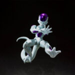 Figurine Frieza de 12 cm dans sa quatrième forme, représentant le personnage avec des détails précis et des articulations avancées, fabriquée par Tamashii Nations.