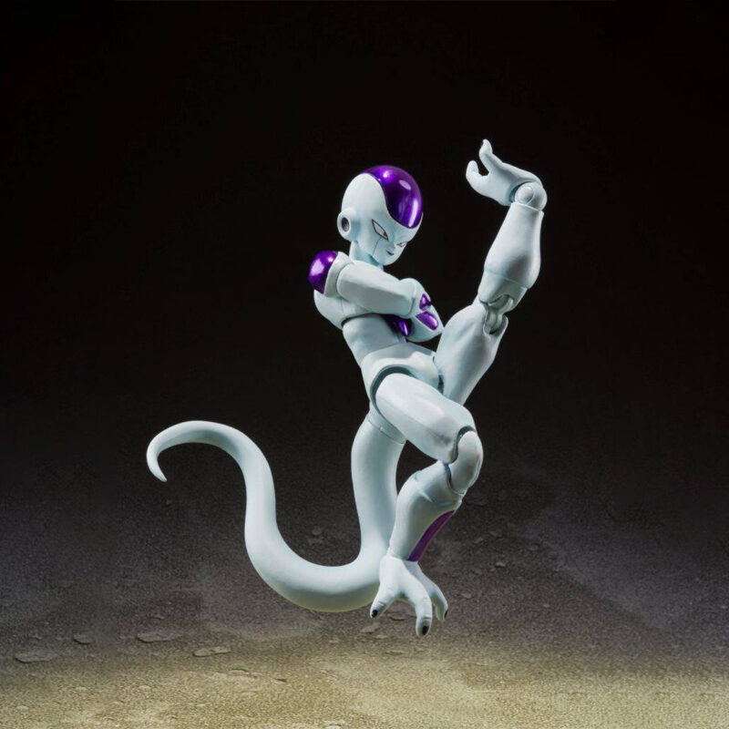 Figurine Frieza de 12 cm dans sa quatrième forme, représentant le personnage avec des détails précis et des articulations avancées, fabriquée par Tamashii Nations.