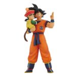 Son Goku en train de saluer avec un sourire, tenant Son Gohan, un enfant, dans ses bras. Figurine de 25 cm fabriquée par Bandai Ichibansho.