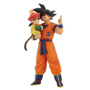 Son Goku en train de saluer avec un sourire, tenant Son Gohan, un enfant, dans ses bras. Figurine de 25 cm fabriquée par Bandai Ichibansho.
