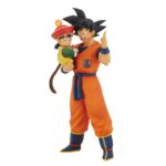 Son Goku en train de saluer avec un sourire, tenant Son Gohan, un enfant, dans ses bras. Figurine de 25 cm fabriquée par Bandai Ichibansho.
