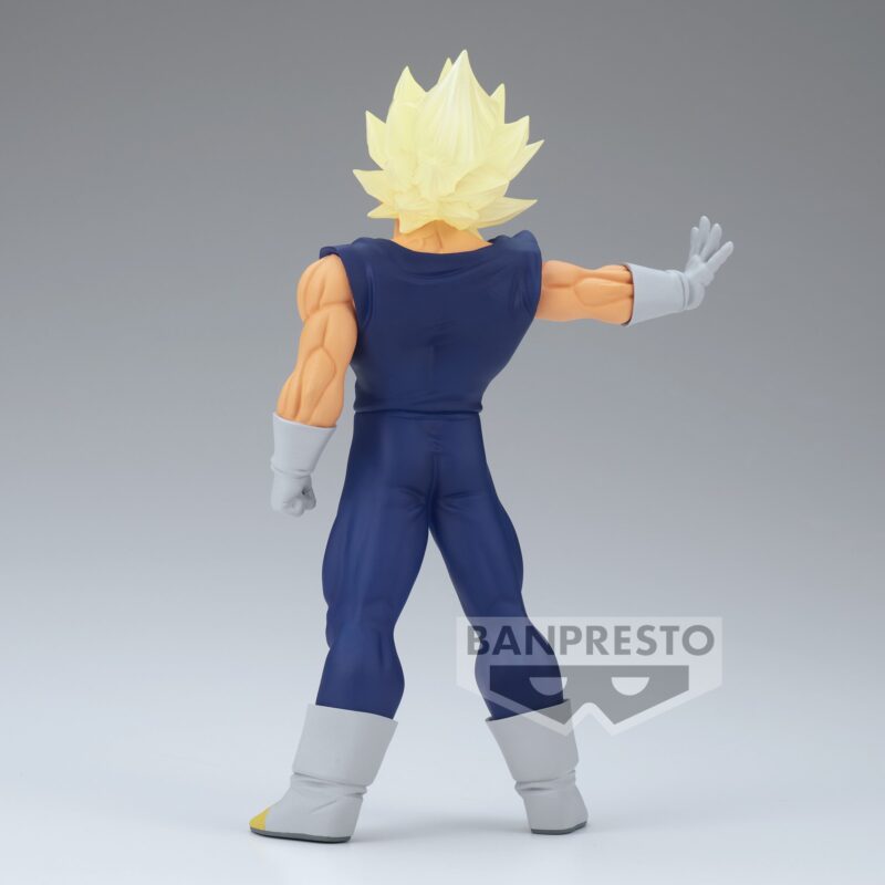 Figurine de Majin Vegeta de Dragon Ball Z mesurant environ 17 cm, présentée dans une pose de combat avec un uniforme bleu et blanc, affichant des détails soignés et des muscles finement détaillés.