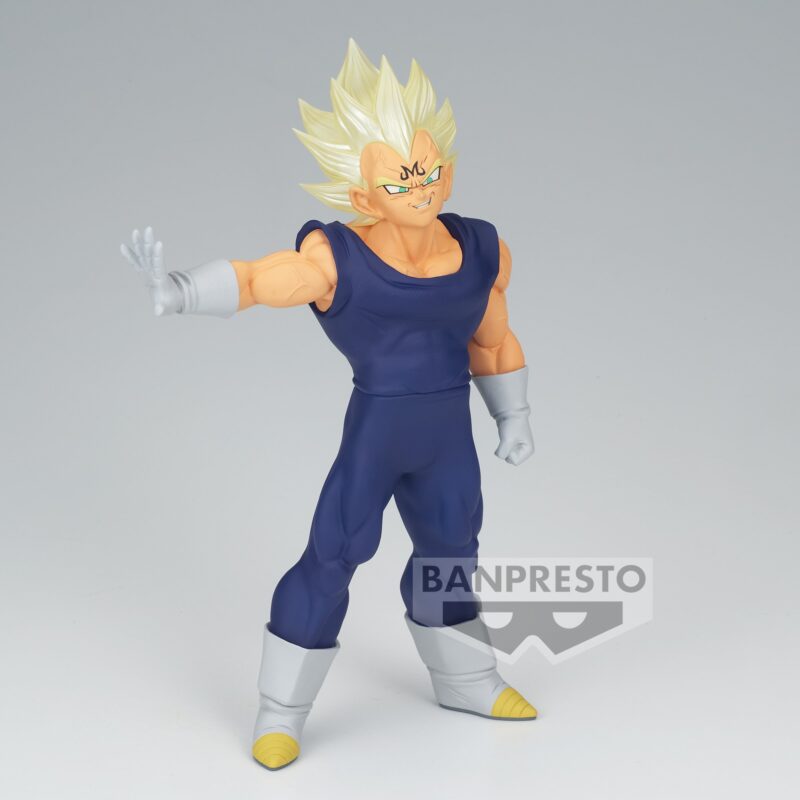 Figurine de Majin Vegeta de Dragon Ball Z mesurant environ 17 cm, présentée dans une pose de combat avec un uniforme bleu et blanc, affichant des détails soignés et des muscles finement détaillés.