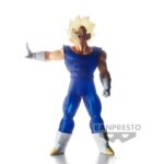 Figurine de Majin Vegeta de Dragon Ball Z mesurant environ 17 cm, présentée dans une pose de combat avec un uniforme bleu et blanc, affichant des détails soignés et des muscles finement détaillés.
