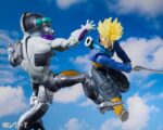 Figurine articulée de Mecha Frieza de Dragon Ball Z, montrant des prothèses cybernétiques sur son corps et trois visages alternatifs, accompagnée d'accessoires pour personnaliser les poses.