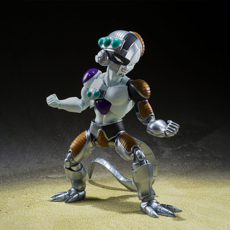 Figurine articulée de Mecha Frieza de Dragon Ball Z, montrant des prothèses cybernétiques sur son corps et trois visages alternatifs, accompagnée d'accessoires pour personnaliser les poses.
