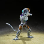 Figurine articulée de Mecha Frieza de Dragon Ball Z, montrant des prothèses cybernétiques sur son corps et trois visages alternatifs, accompagnée d'accessoires pour personnaliser les poses.