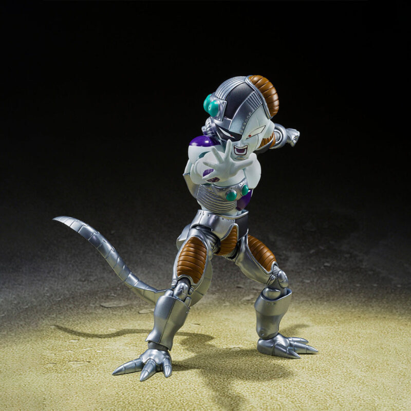 Figurine articulée de Mecha Frieza de Dragon Ball Z, montrant des prothèses cybernétiques sur son corps et trois visages alternatifs, accompagnée d'accessoires pour personnaliser les poses.