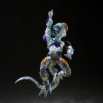 Figurine articulée de Mecha Frieza de Dragon Ball Z, montrant des prothèses cybernétiques sur son corps et trois visages alternatifs, accompagnée d'accessoires pour personnaliser les poses.